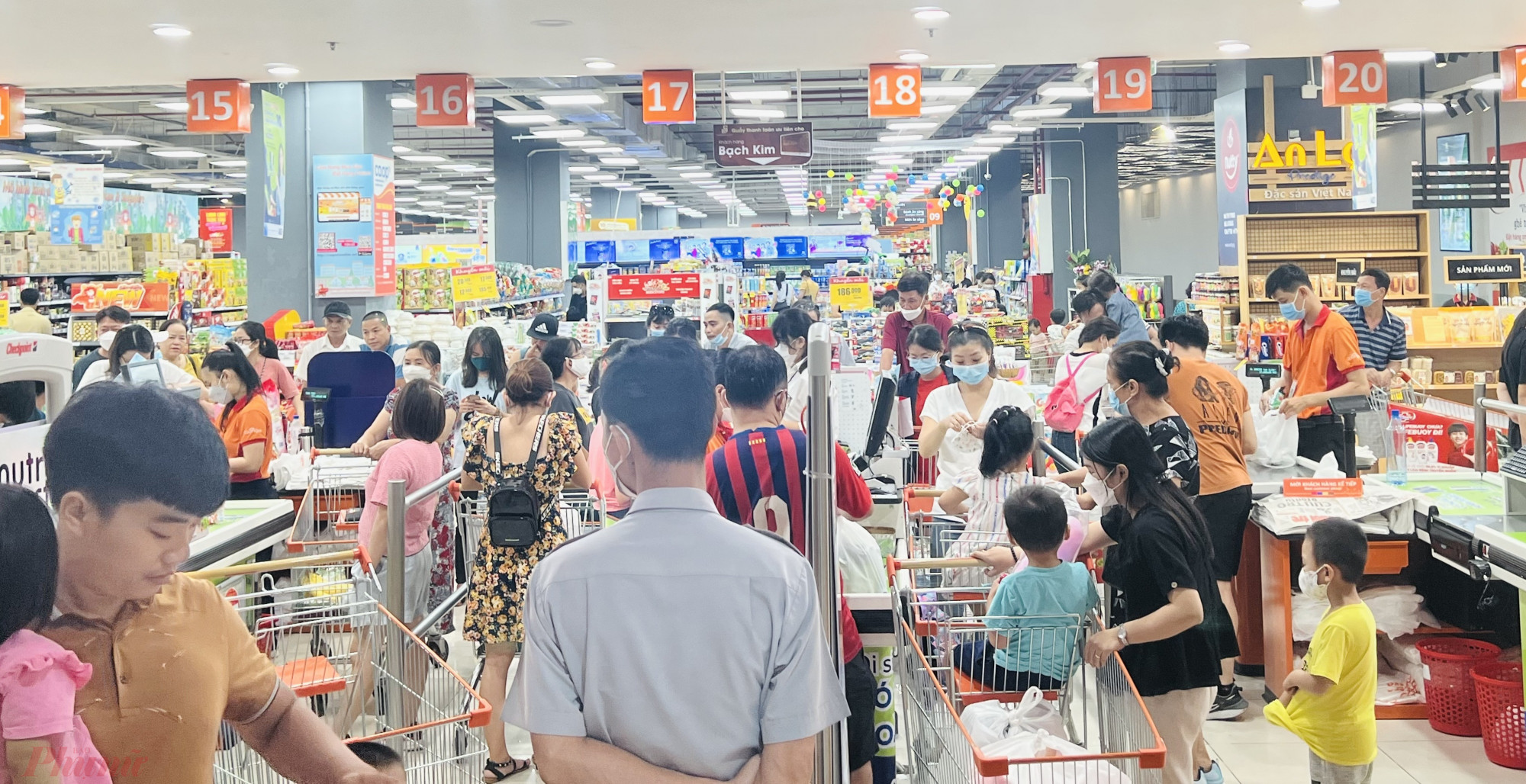 Tại đại siêu thị Co.opXtra, đường Phạm Văn Đồng, TP Thủ Đức sáng ngày 2/9 cũng trong tình trạng đông nghịt người. Ảnh: Quốc Thái
