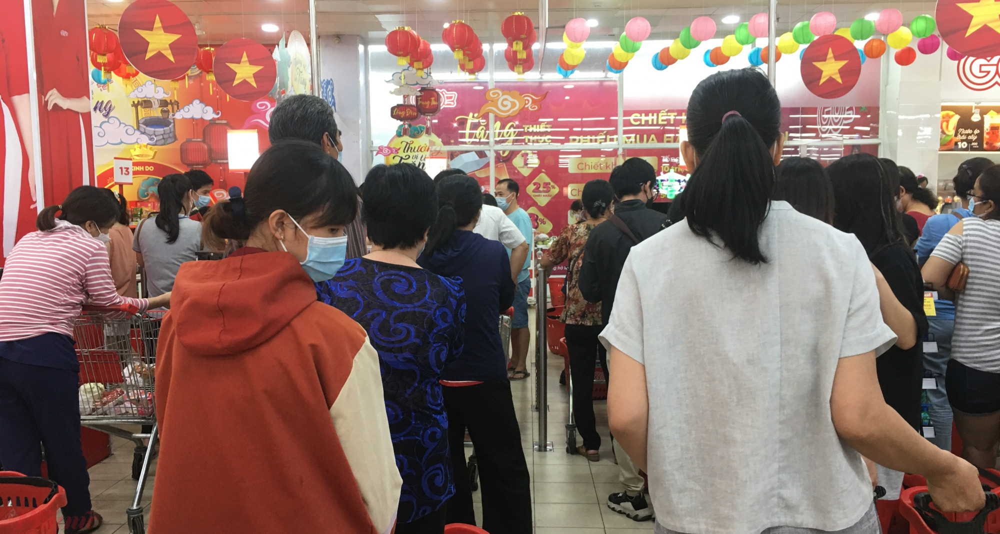 Quầy tính tiền tại các siêu thị trong buổi sáng ngày 2/9 luôn có hàng dài người đợi đến lượt. Ảnh: Quang Bình