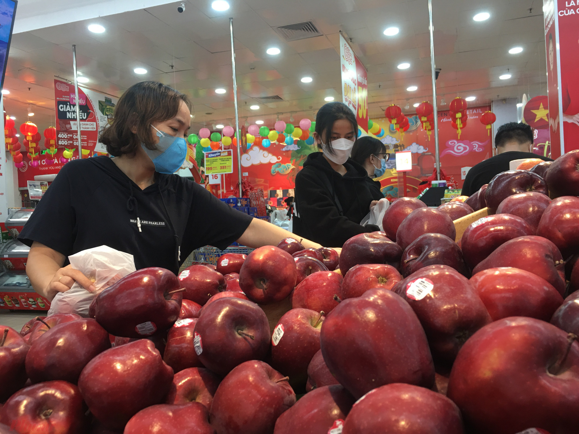 Nhiều loại trái cây nhập khẩu cũng giảm giá mạnh nên nhiều người tranh thủ mua với số lượng lớn. Ảnh: Q.Bình