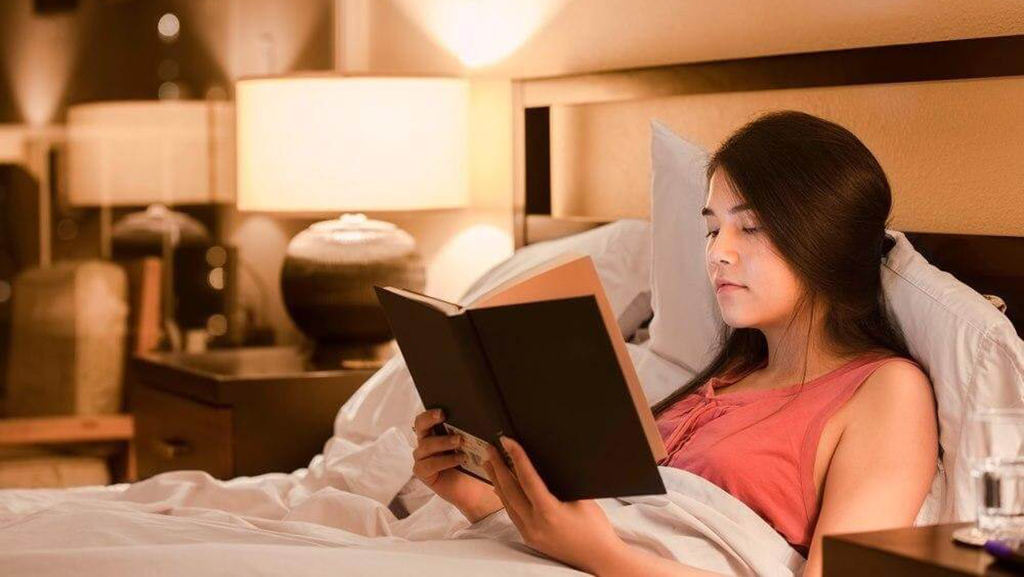 Đọc sách trước khi đi ngủ sẽ giúp ngủ ngon hơn