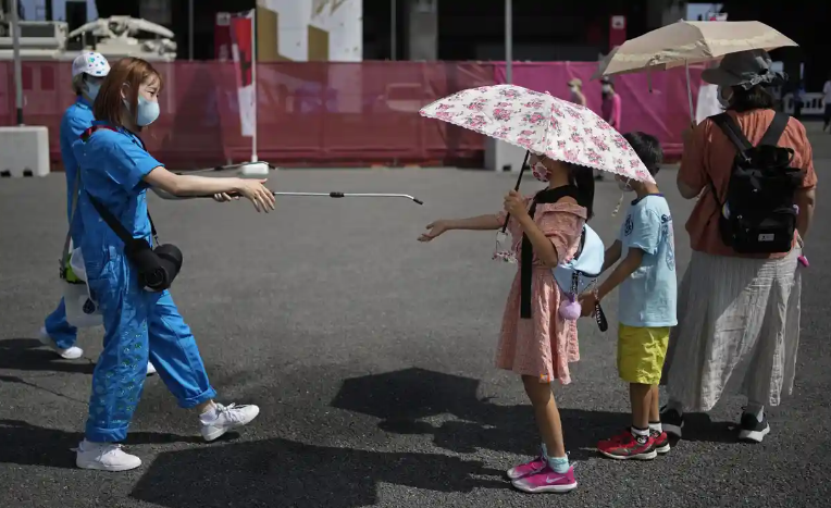 Trẻ em sống ở thành phố nóng nhất Nhật Bản sẽ được phát những chiếc dù được thiết kế đặc biệt, giúp các em tránh nắng nóng