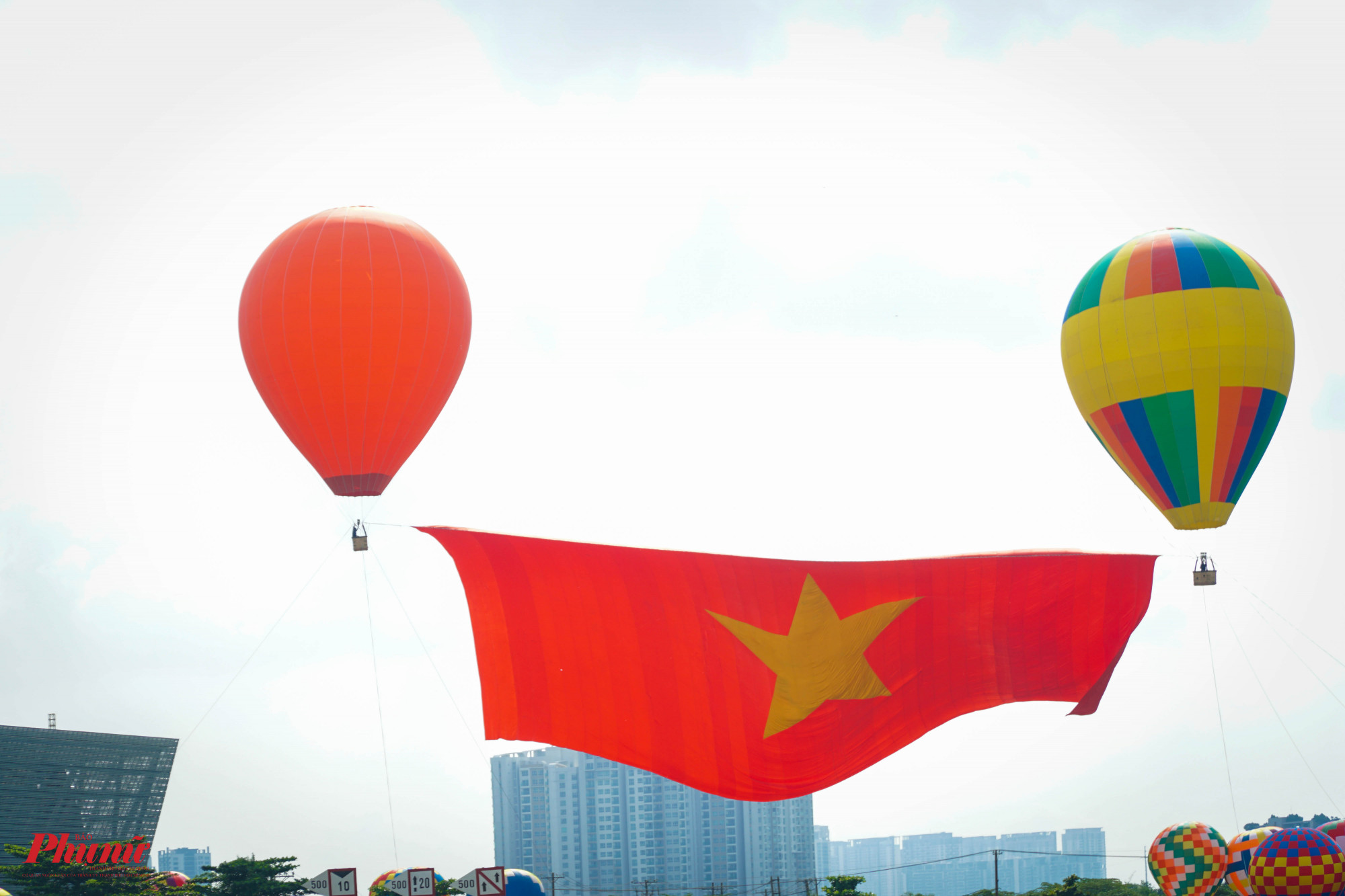 Đúng 8 giờ sáng ngày 2/9, 2 khinh khí cầu bay lên bầu trời kéo quốc kỳ rộng 1.800 m2 để chào mừng Quốc khánh 2/9, thay cho việc TP Hồ Chí Minh không đốt pháo hoa năm nay.