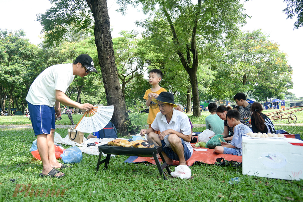 Công viên Yên Sở có diện tích lớn, không gian xanh rộng, vị trí gần Hà Nội nên là lựa chọn lí tưởng của nhiều gia đình muốn cho con cái vui chơi tại không gian thoáng đãng, mát mẻ.