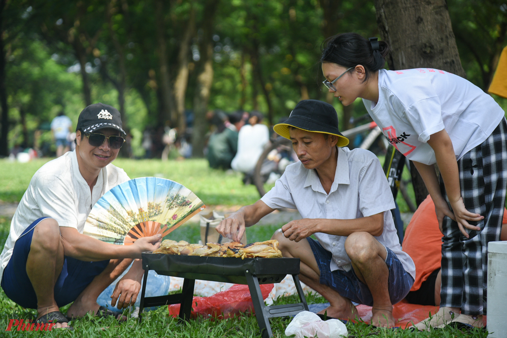 Ghi nhận của PV trong ngày 2/9, hàng trăm người đã tìm tới công viên Yên Sở để cắm trại, nướng thịt và cho con cái vui chơi.