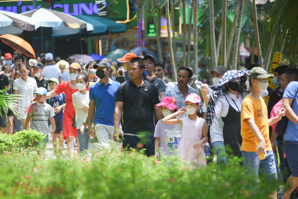 Không chỉ có sức hút với người Hà Nội, vườn thú Hà Nội còn được nhiều người dân các tỉnh lân cận Hà Nội yêu thích và đưa gia đình tới chơi mỗi dịp nghỉ lễ.