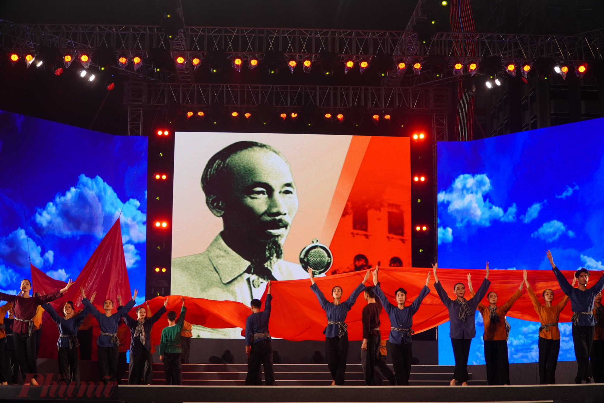 Tối 2/9, đêm nghệ thuật Tết độc lập: Bừng sáng khát vọng dân tộc diễn ra tại đường đi bộ Nguyễn Huệ (Q.1, TPHCM) nhân kỷ niệm 77 năm ngày Quốc khánh (2/9/1945- 2/9/2022), 77 năm ngày Cách mạng Tháng Tám (19/8/1945 - 19/8/2022), ngày Sài Gòn khởi nghĩa giành chính quyền (25/8/1945 - 25/8/2022). 