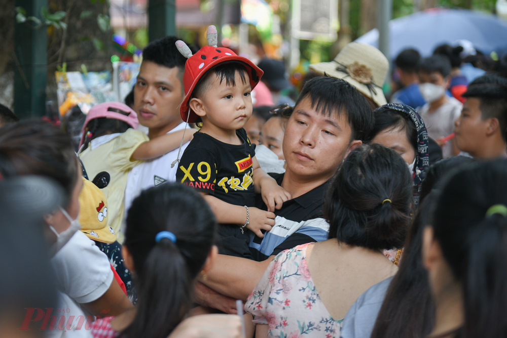 Dòng người chật kín trong buổi trưa ngày 2/9 tại vườn thú Hà Nội.