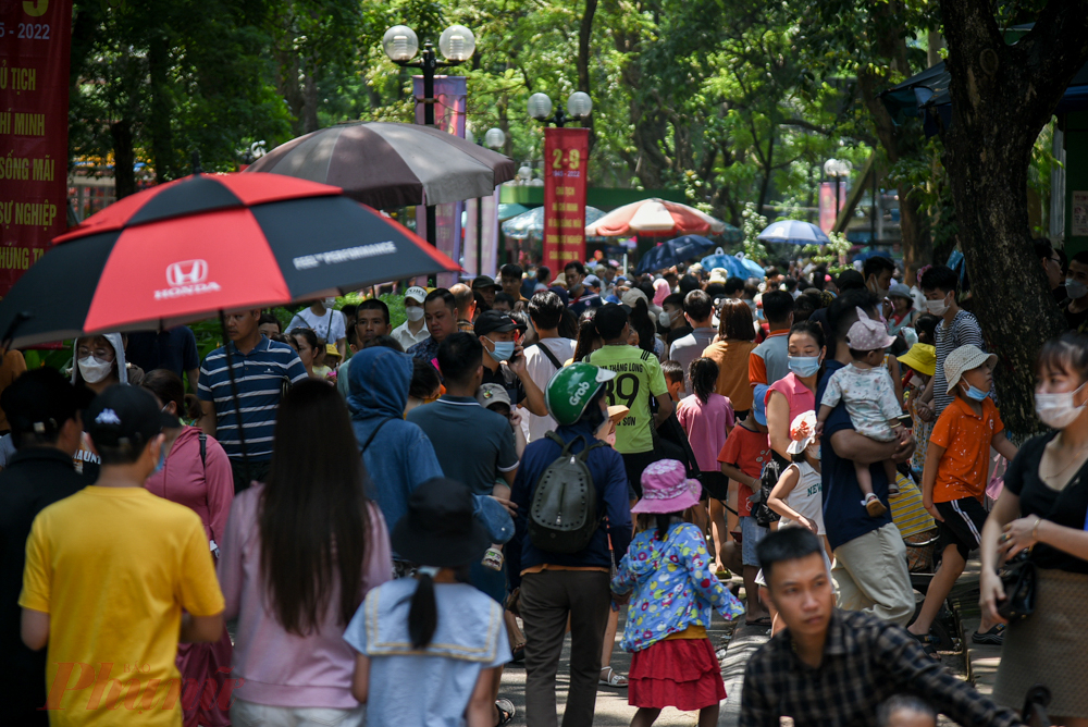 Ghi nhận tại vườn thú Hà Nội trưa ngày 2/9, hàng nghìn người đã đổ về địa điểm này để vui chơi và ngắm những con thú hoang dã đặc biệt.