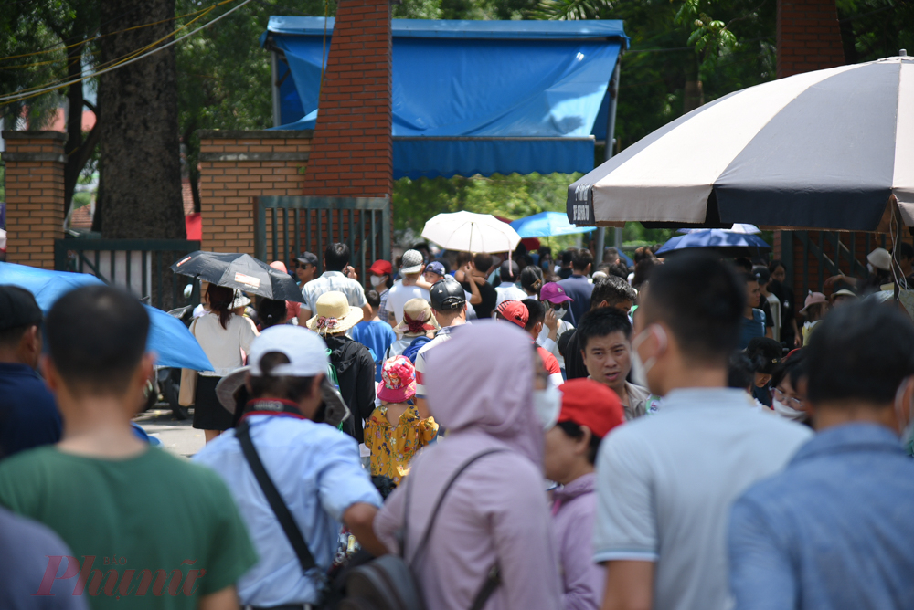 Vườn thú Hà Nội không có dấu hiệu thưa người đi. Ghi nhận trong dịp lễ Giỗ tổ Hùng Vương và Quốc tế Thiếu nhi vừa qua, mỗi đợt vườn thú Hà Nội đều đón từ 30-50 nghìn lượt khách.