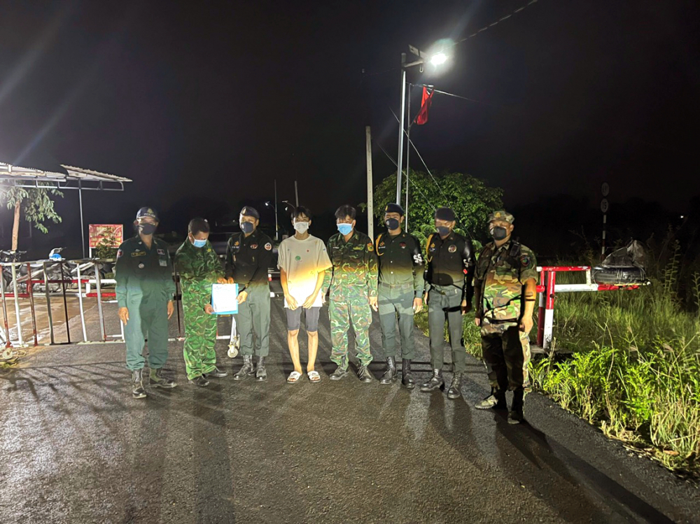 Một công dân vừa được Bộ đội biên phòng tỉnh Tây Ninh phối hợp với lực lượng chức năng nước bạn giải cứu thành công - Ảnh: Lê Quân