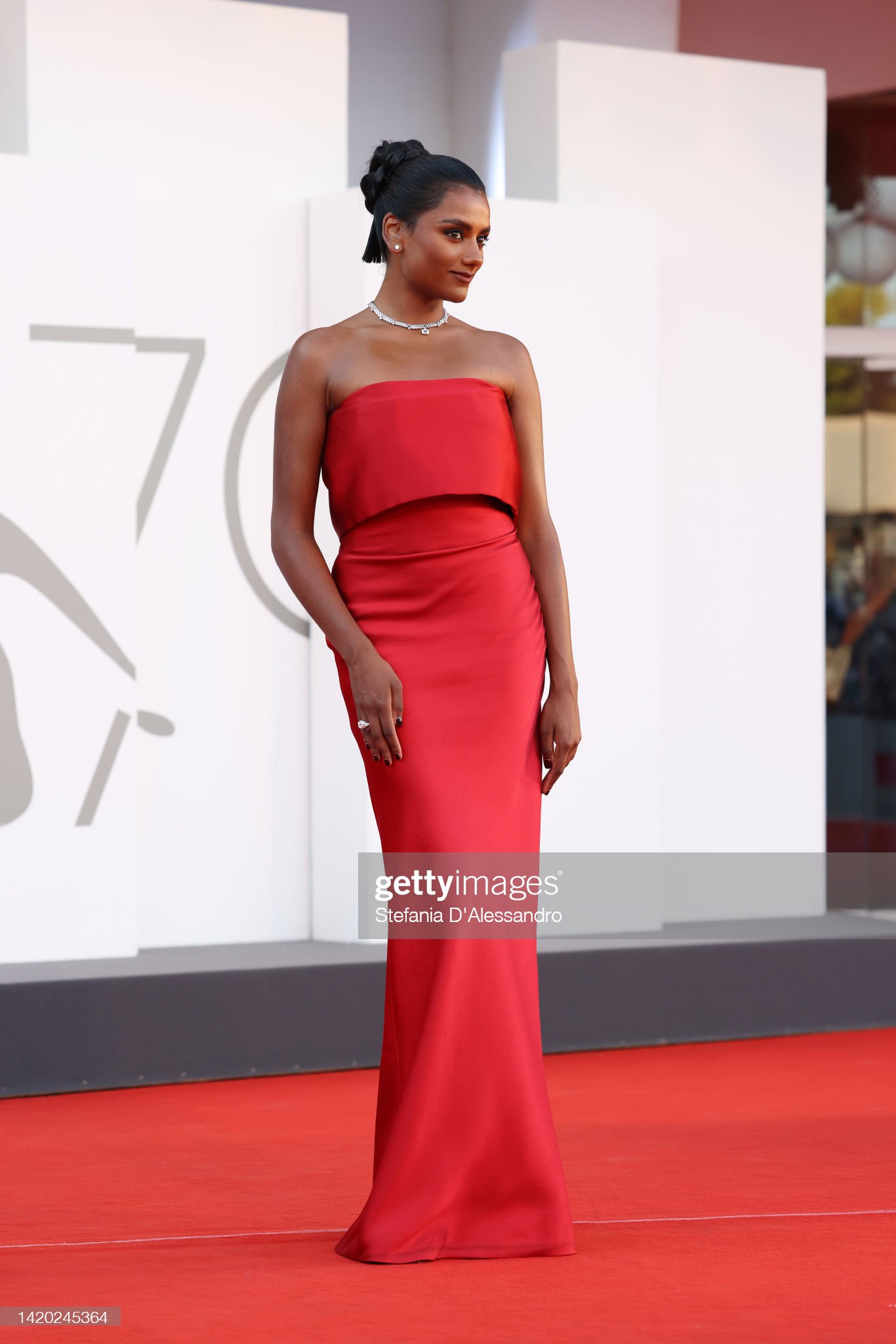 Diễn viên người Anh, Simone Ashley có mặt trên thảm đỏ trong trang phục đỏ rạng rỡ