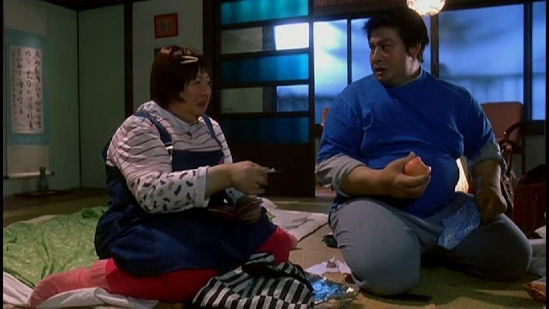 Trong phim Tình yêu thời giảm cân (2001), diễn viên Lưu Đức Hoa và Trịnh Tú Văn phải mặc trang phục để tăng cân. Họ vào vai 2 người béo phì, sau đó giảm cân và có tình yêu đẹp với nhau. 