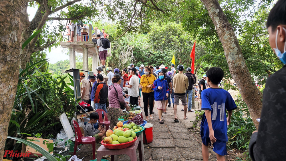 Do lễ hội diễn ra đúng dịp nghỉ lễ Quốc khánh 2/9 nên rất đông đảo người dân, du khách cùng đến Trằm Trà Lộc để trải nghiệm sự kiện này