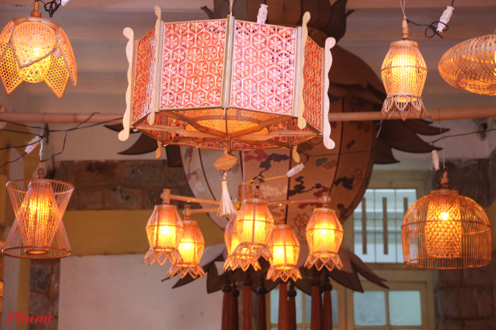 Lòng đèn của các nghệ nhân làng nghề đan lát Bao La xã Quảng  Phú huyện Quảng Điền (Thừa Thiên- Huế)