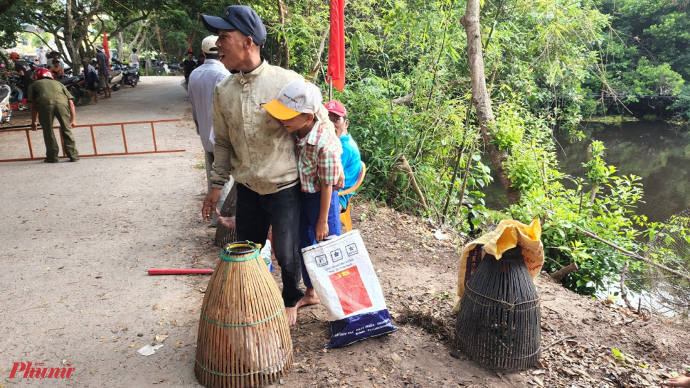 Tất cả nơm cá, rổ đều được bà con chuẩn bị sẵn sàng để 'săn'cá 