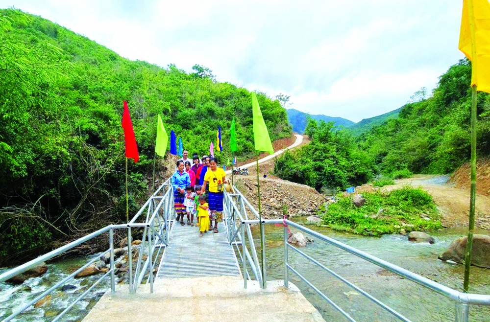 Cầu Huồi Xui đã giúp khoảng 60 học sinh và người dân bản Huồi Xui, xã Keng Đu, H.Kỳ Sơn, tỉnh Nghệ An không bị cô lập trong những ngày mưa lũ