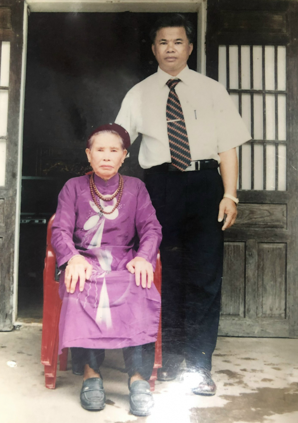 Bức ảnh quý chụp cùng mẹ kính yêu, ông Nguyễn Hữu Từ luôn mang theo bên mình