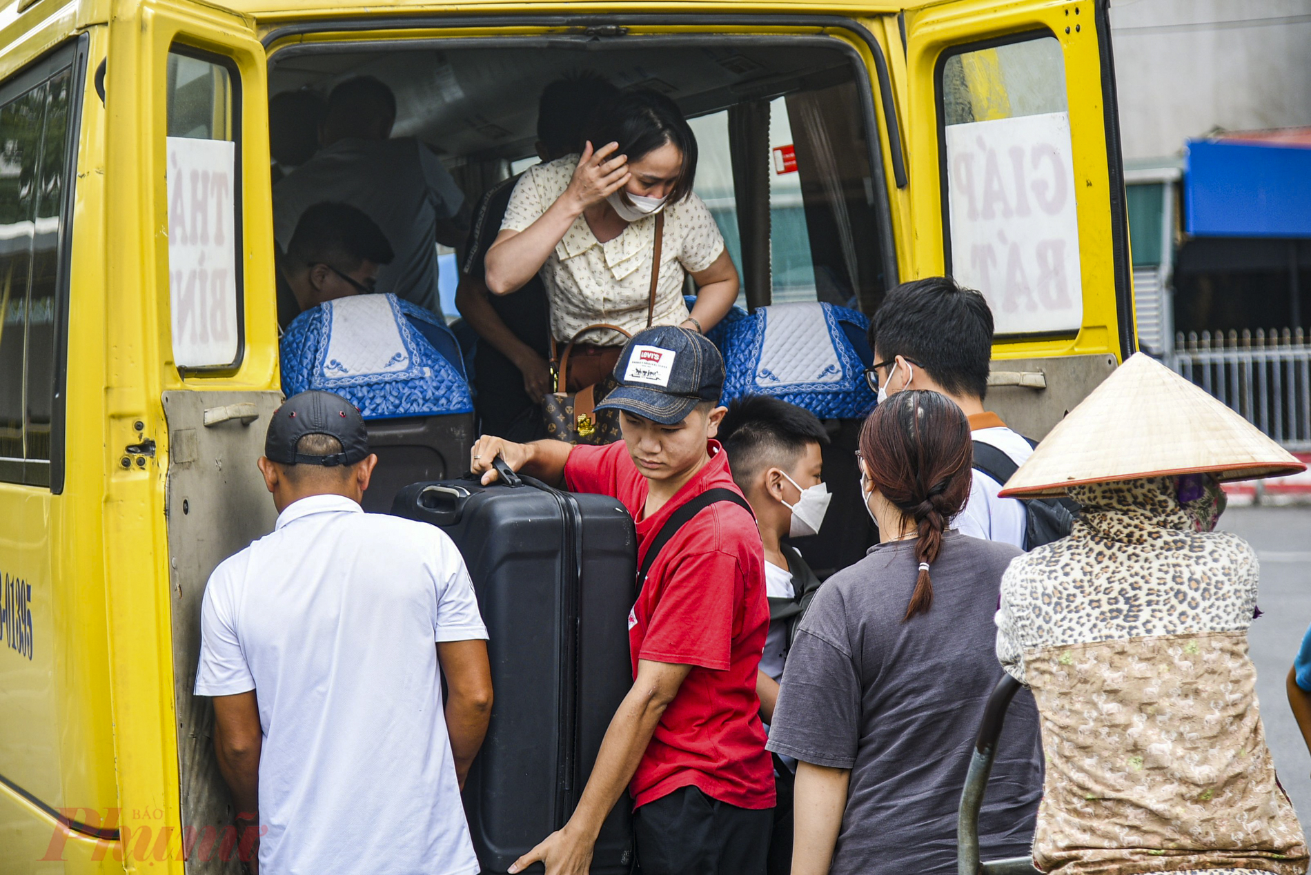 Vẻ mặt mệt mỏi của những hành khách sau chuyến đường dài từ quê lên Hà Nội.