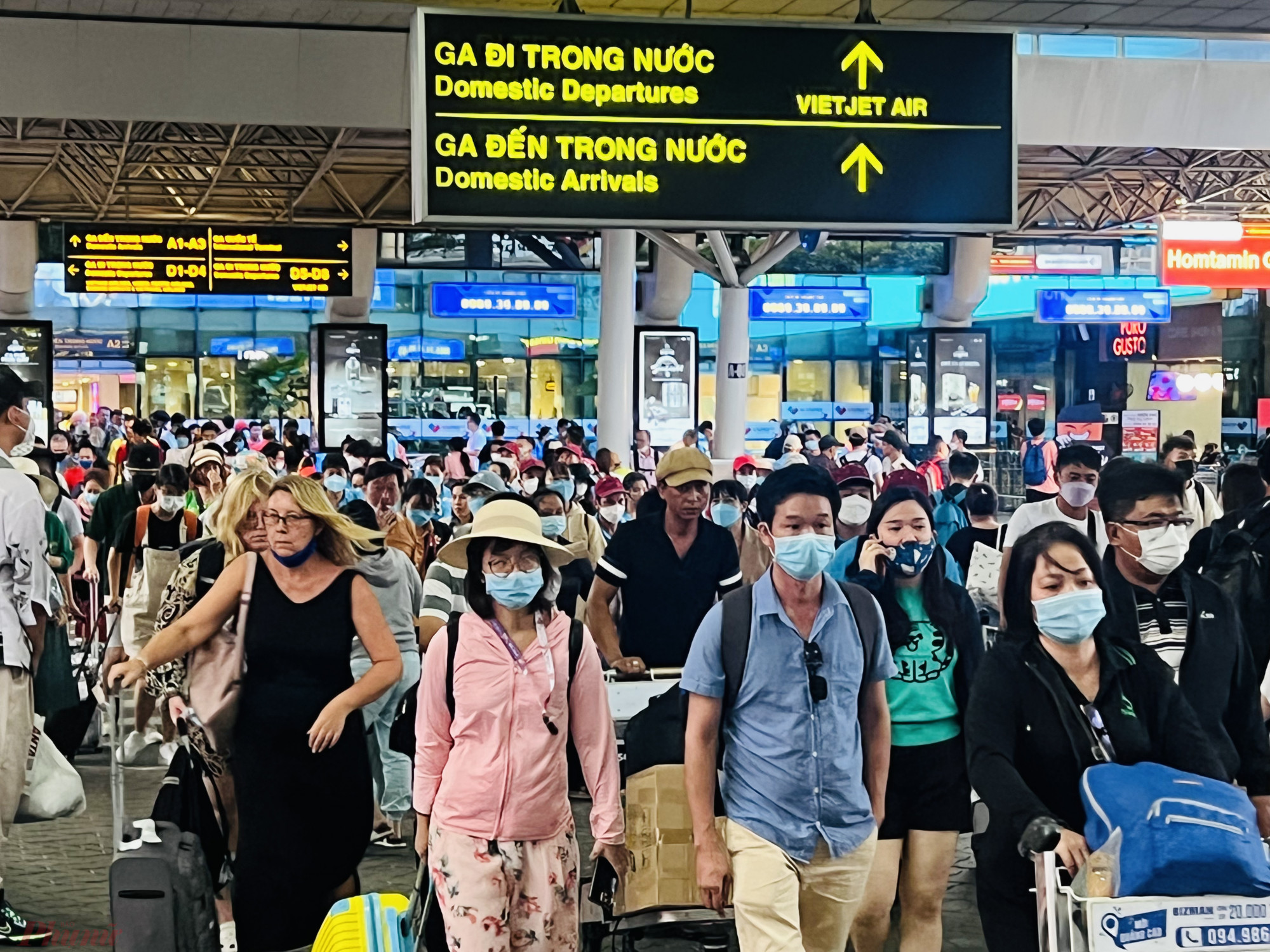 Ghi nhận của phóng viên báo Phụ Nữ TPHCM chiều tối 4/9, lượng khách đổ về các khu vực ga đến tại sân bay Tân Sơn Nhất 