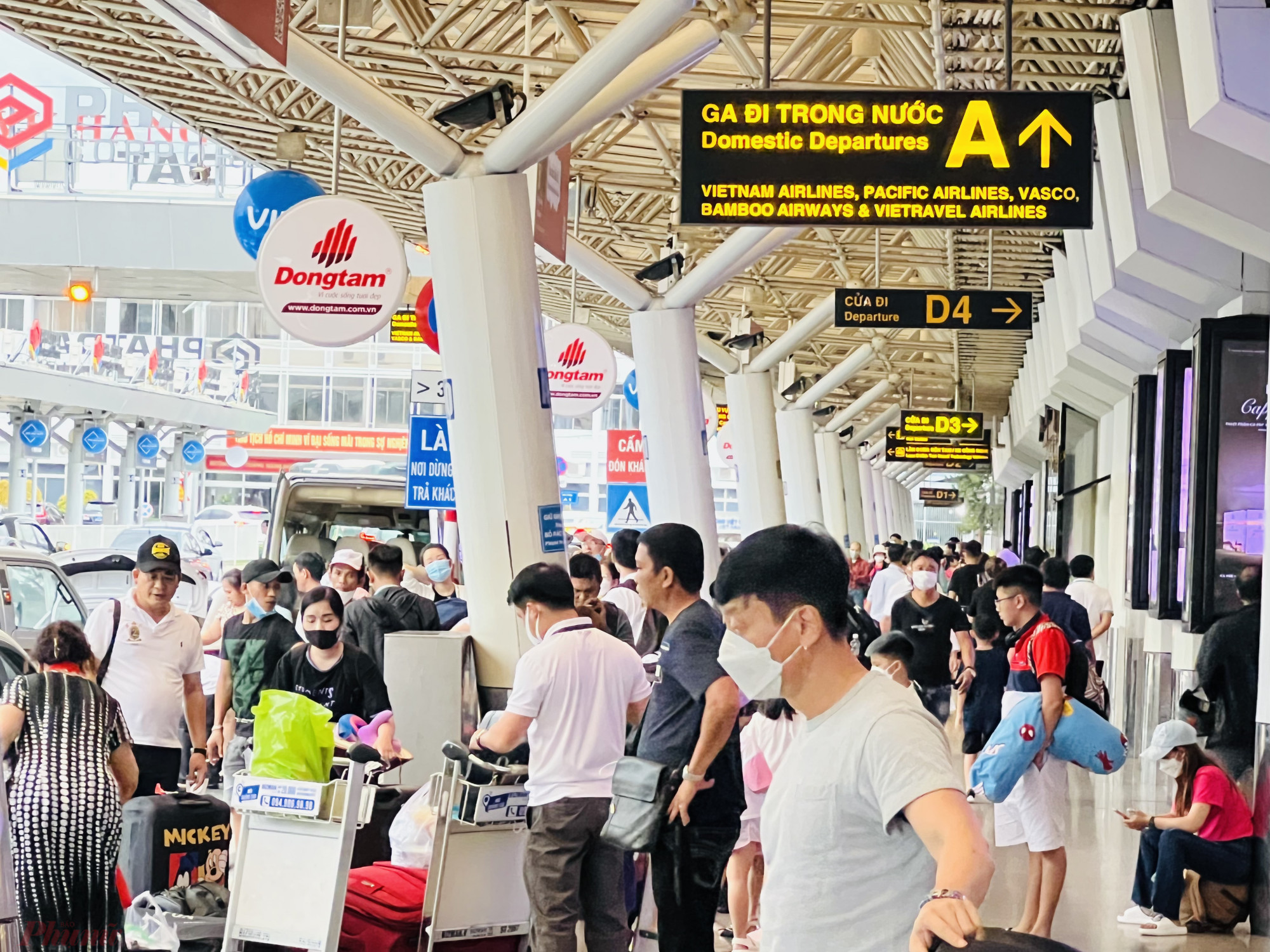 Khu vực sảnh chờ xe, trả khách của taxi của sân bay Tân Sơn Nhất một số thời điểm ùn tác khách, khi lượng khách đổ về TPHCM đông hơn sau kỳ nghỉ lễ.