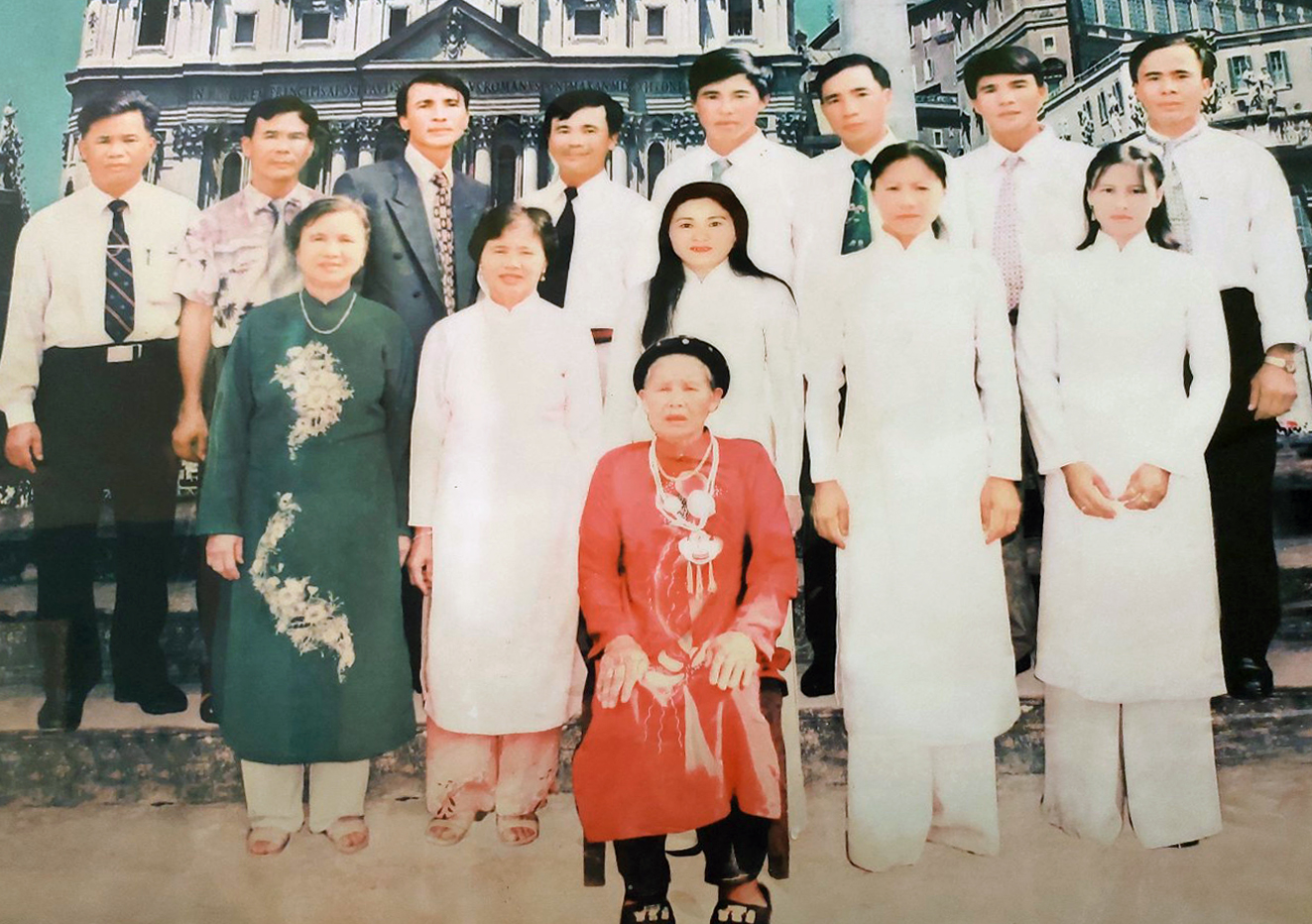 Cụ Tứ cùng 13 người con, ảnh chụp năm 2001 (ông Nguyễn Hữu Từ - bìa trái)