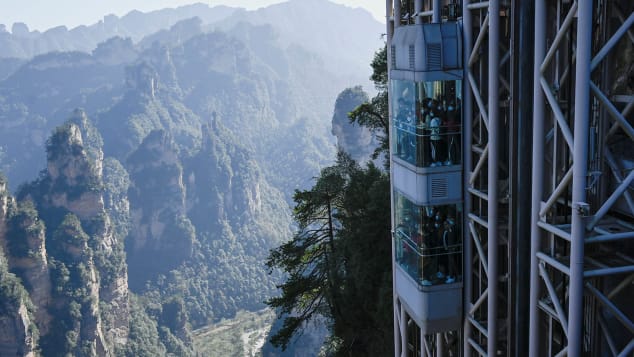 Thang máy Bailong bằng kính cao 326 mét được xây dựng trên một vách đá trong vườn quốc gia.