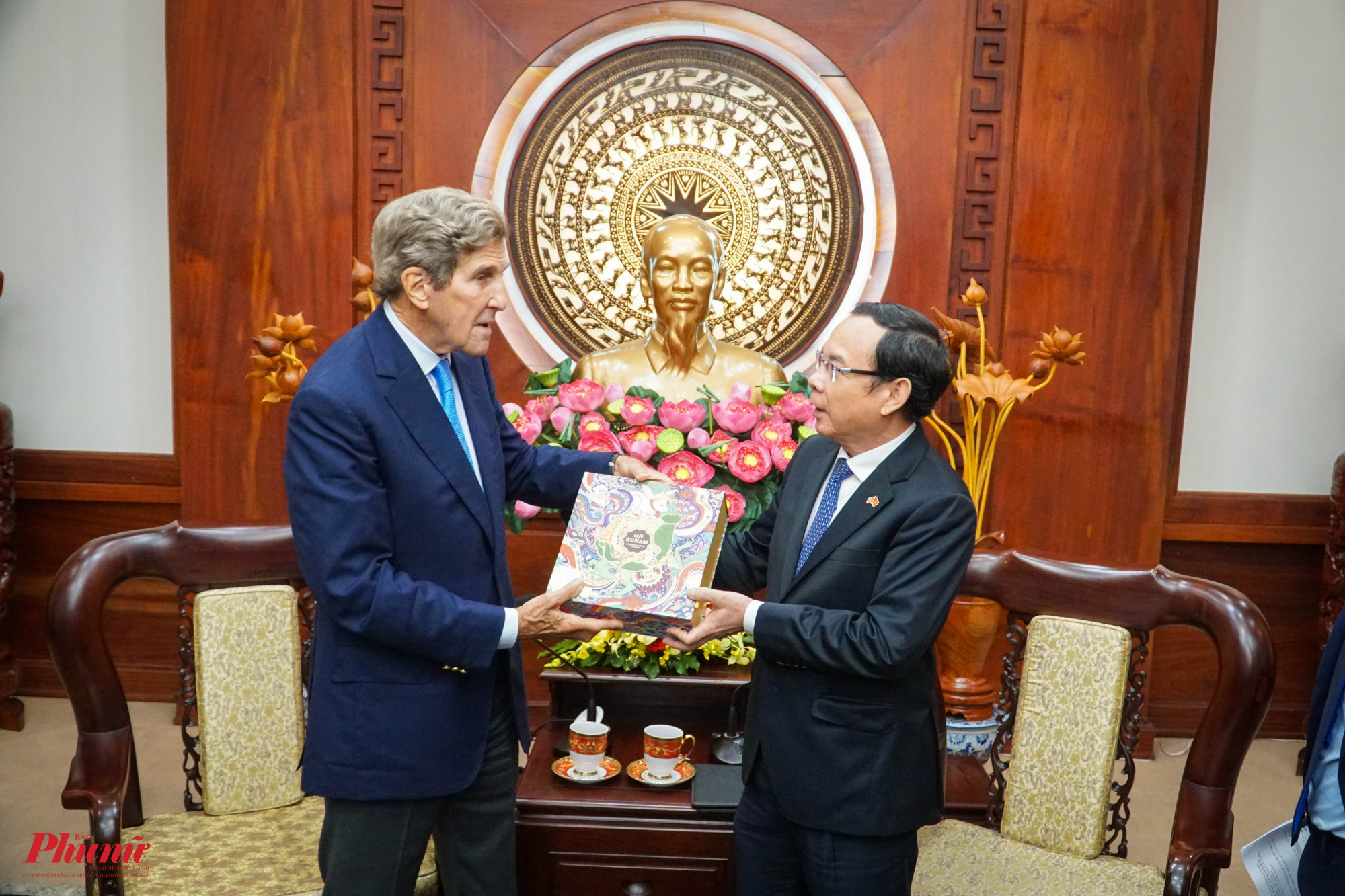 Bí thư Thành Ủy Nguyễn Văn Nên trò chuyện cùng đặc phái viên John Kerry về vấn đề biến đổi khí hậu và cách ứng phó