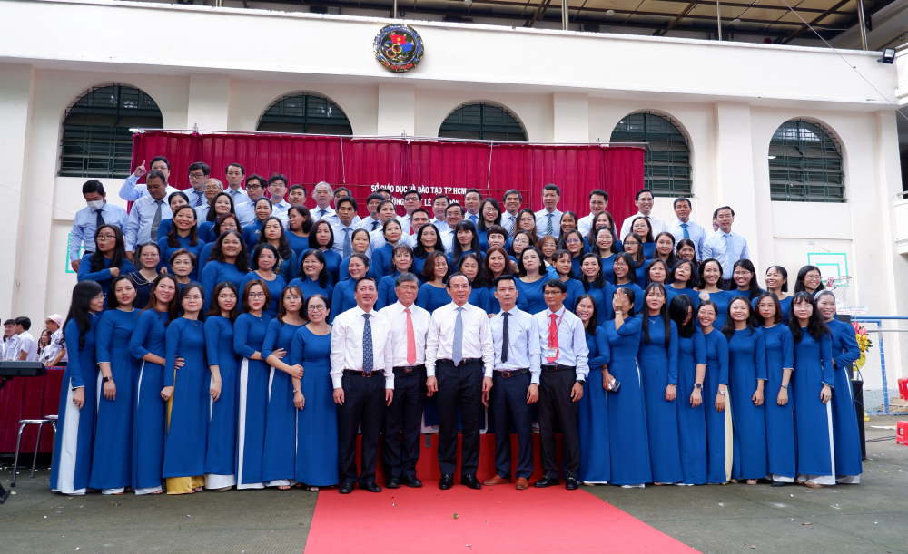 Bí thư Nguyễn Văn Nên chụp ảnh với tập thể giáo viên nhà trường