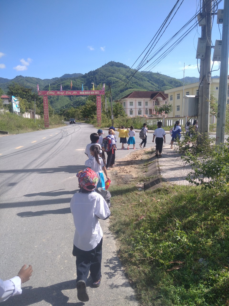 Thay vì được đưa đón, học sinh miền núi tự đi bộ đến trường khai giảng