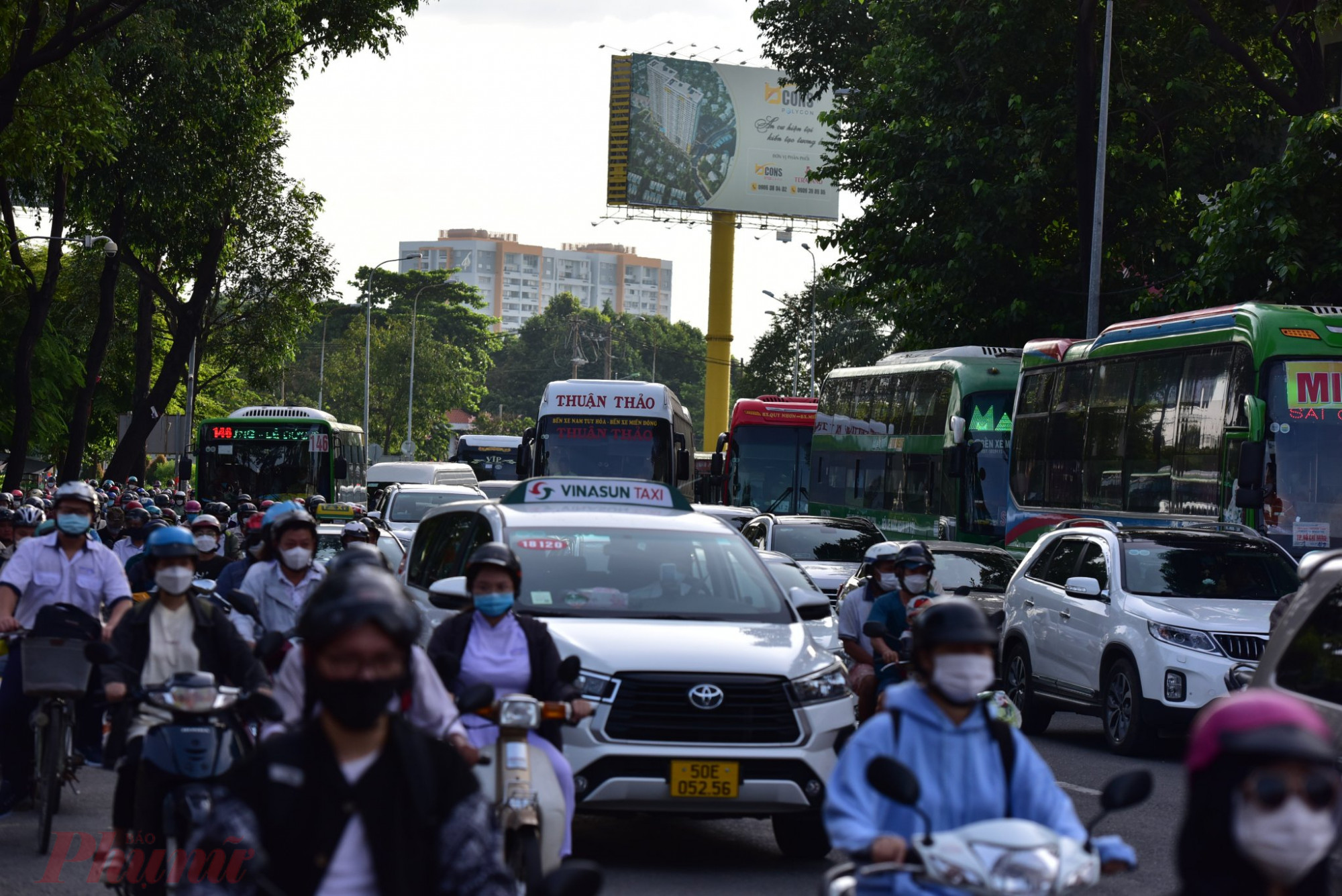 Đường Đinh Bộ Lĩnh đoạn gần bến xe miền Đông ùn tắc, nhiều xe máy chạy len lỏi vào làn đường ô tô để di chuyển.