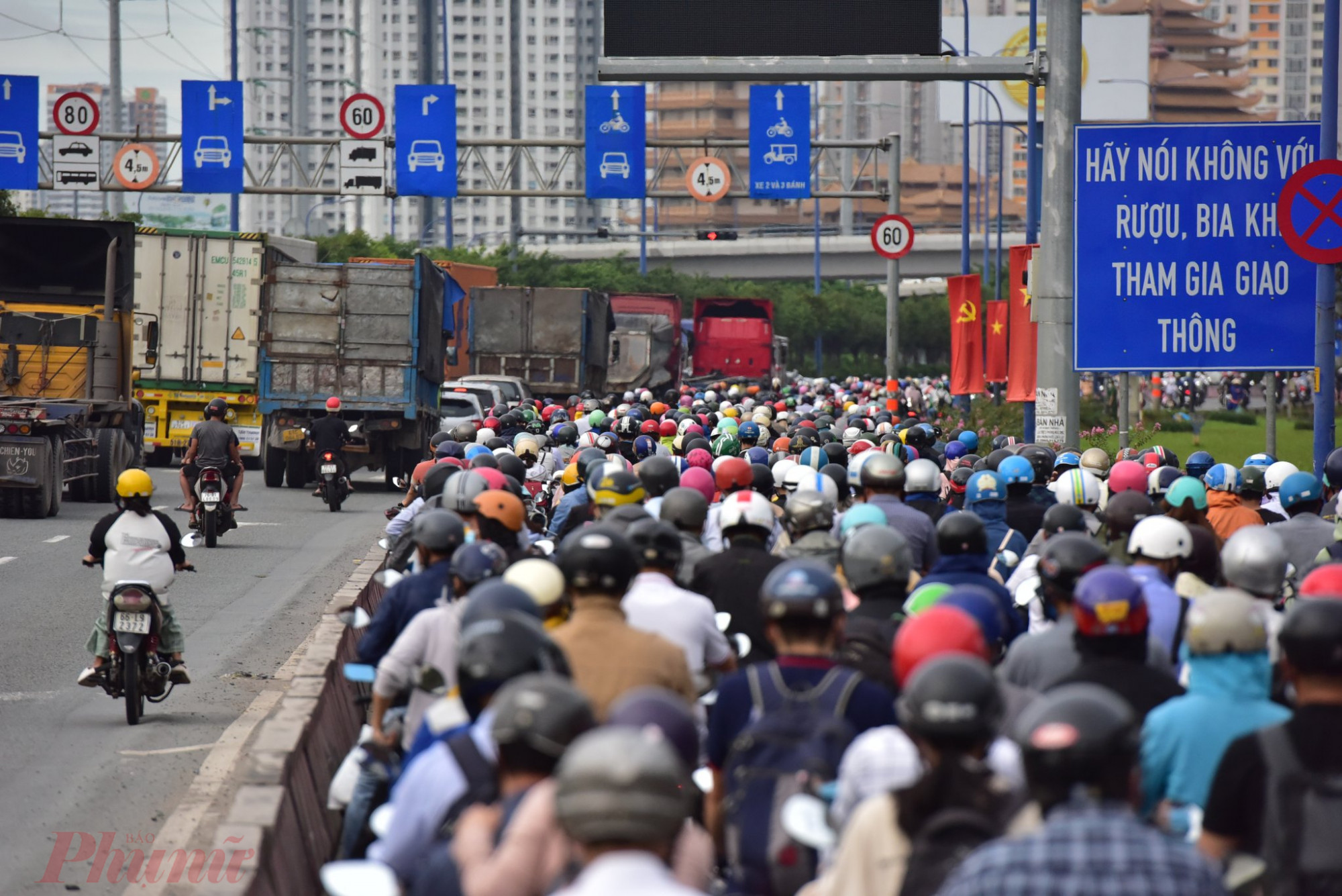 Khu vực Xa lộ Hà Nội đoạn từ ngã 3 Cát Lái đến trạm thu phí làn đường xe máy kẹt cứng xe cộ.
