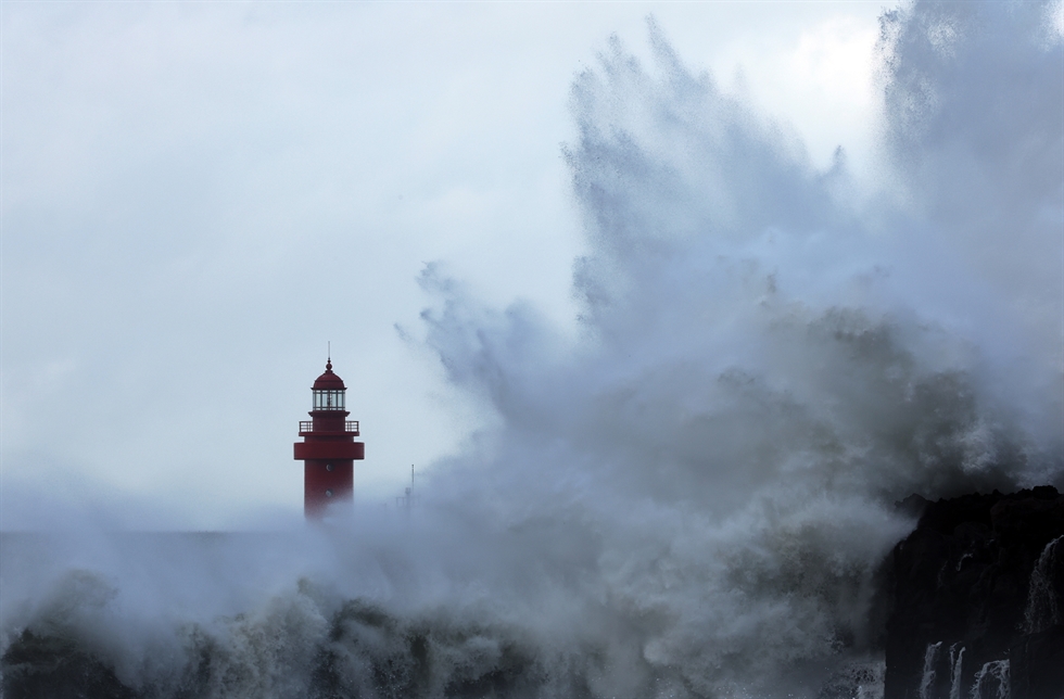 Bão Hinnamnor tạo thành những cột sóng cao tấn công đảo Jeju - Ảnh: Yonhap via Reuters