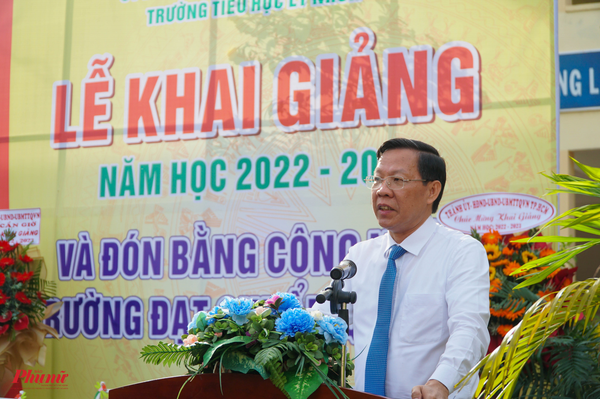 Ông Phan Văn Mãi - Chủ tịch UBND TPCHM đánh giá cao những thành quả đạt được của tập thể trường tiểu học Lý Nhơn