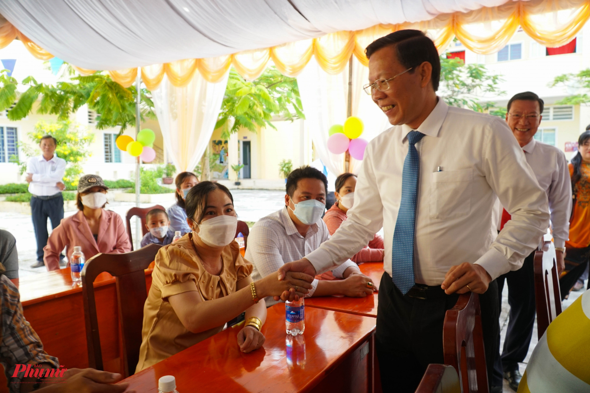 Chủ tịch UBND TP ông Phan Văn Mãi bắt tay đại diện phụ huynh học sinh trường Lý Nhơn