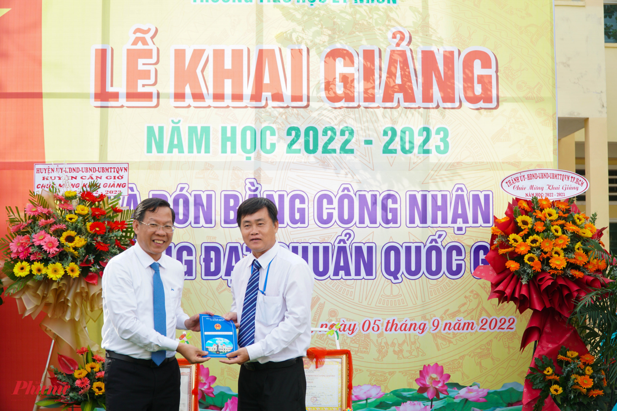 Chủ tịch UBND TP ông Phan Văn Mãi trao kinh phí hỗ trợ phòng máy vi tính cho nhà trường
