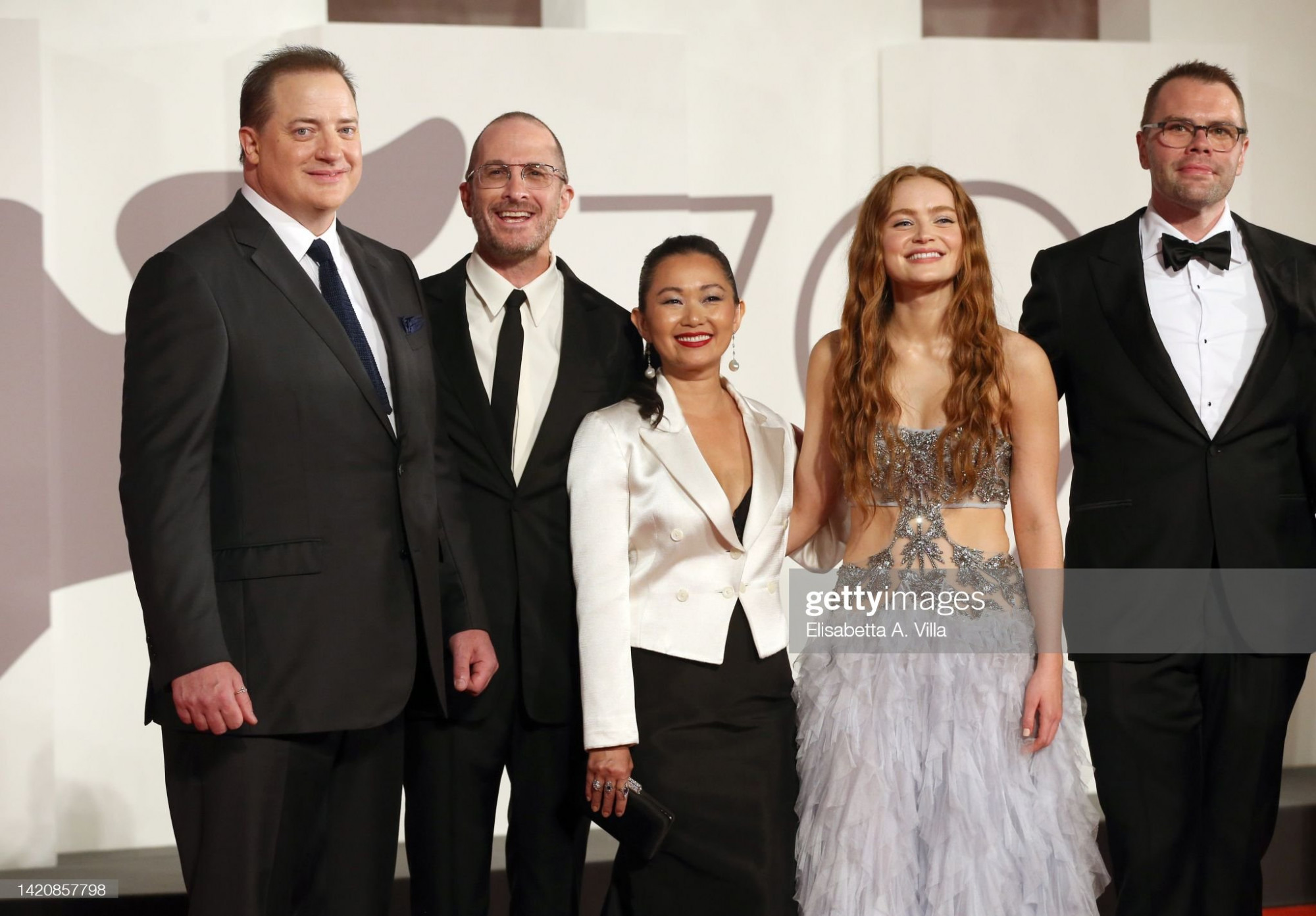 Nữ diễn viên tham dự thảm đỏ cùng Samuel D. Hunter, Sadie Sink, Hong Chau, director Darren Aronofsky and Brendan Fraser 