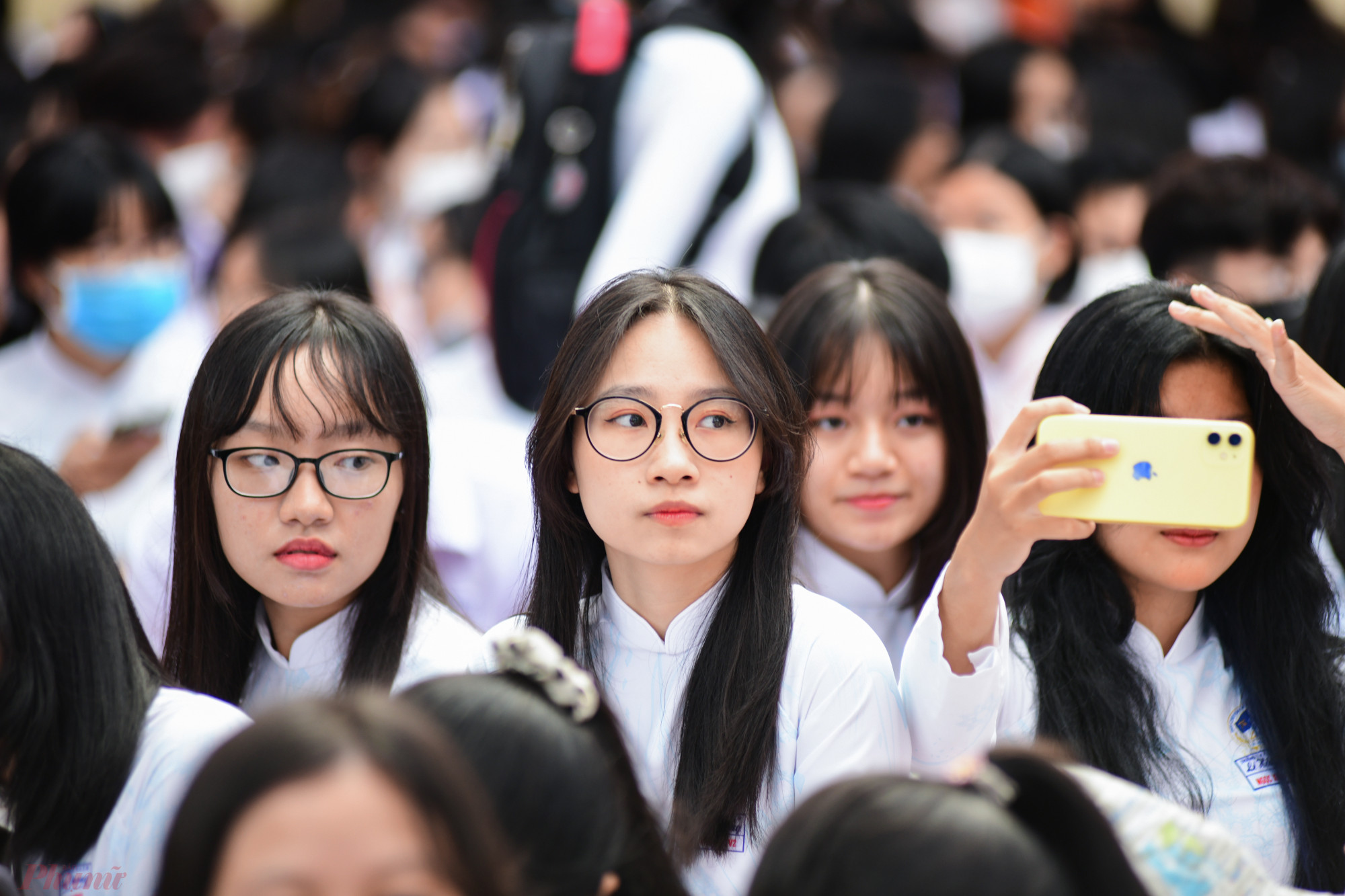 Từ 7g sáng, hàng trăm học sinh trường THPT chuyên Lê Hồng Phong (quận 5) tập trung trước sân trường chuẩn bị cho buổi lễ khai giảng. 