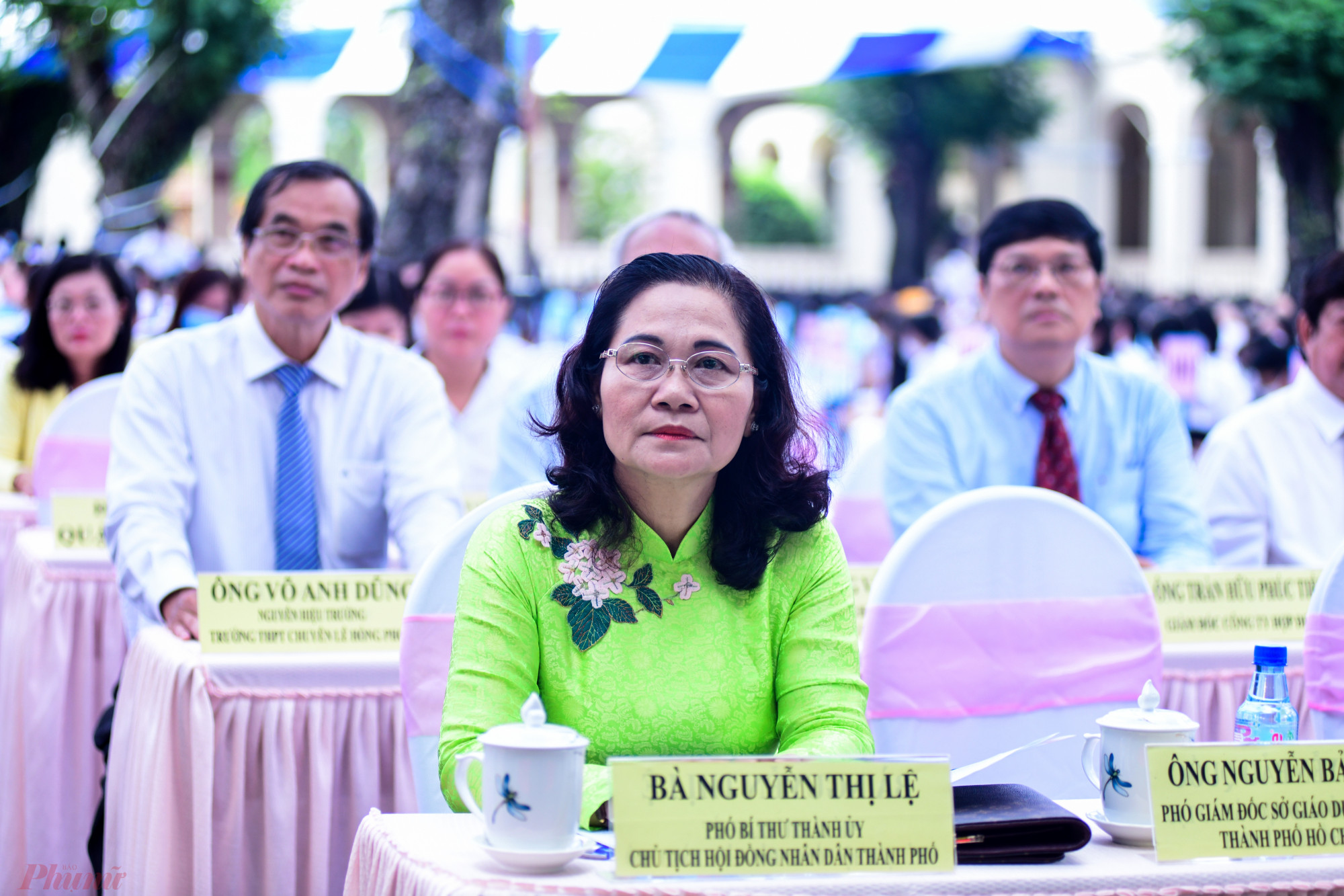 Tham dự lễ khai giảng tại trường chuyên Lê Hồng Phong có bà Nguyễn Thị Lệ, Phó Bí thư Thành ủy, Chủ tịch HĐND TPHCM cùng lãnh đạo các sở, ban ngành thành phố.