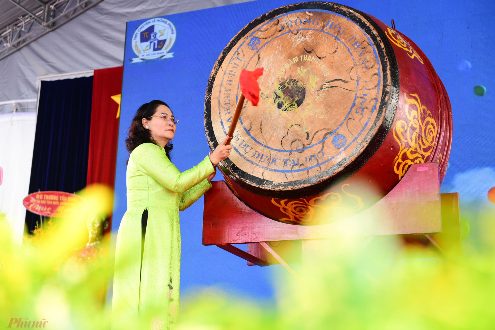 Chủ tịch HĐND TPHCM đánh hồi trống khai giảng năm học tại trường THPT chuyên Lê Hồng Phong.