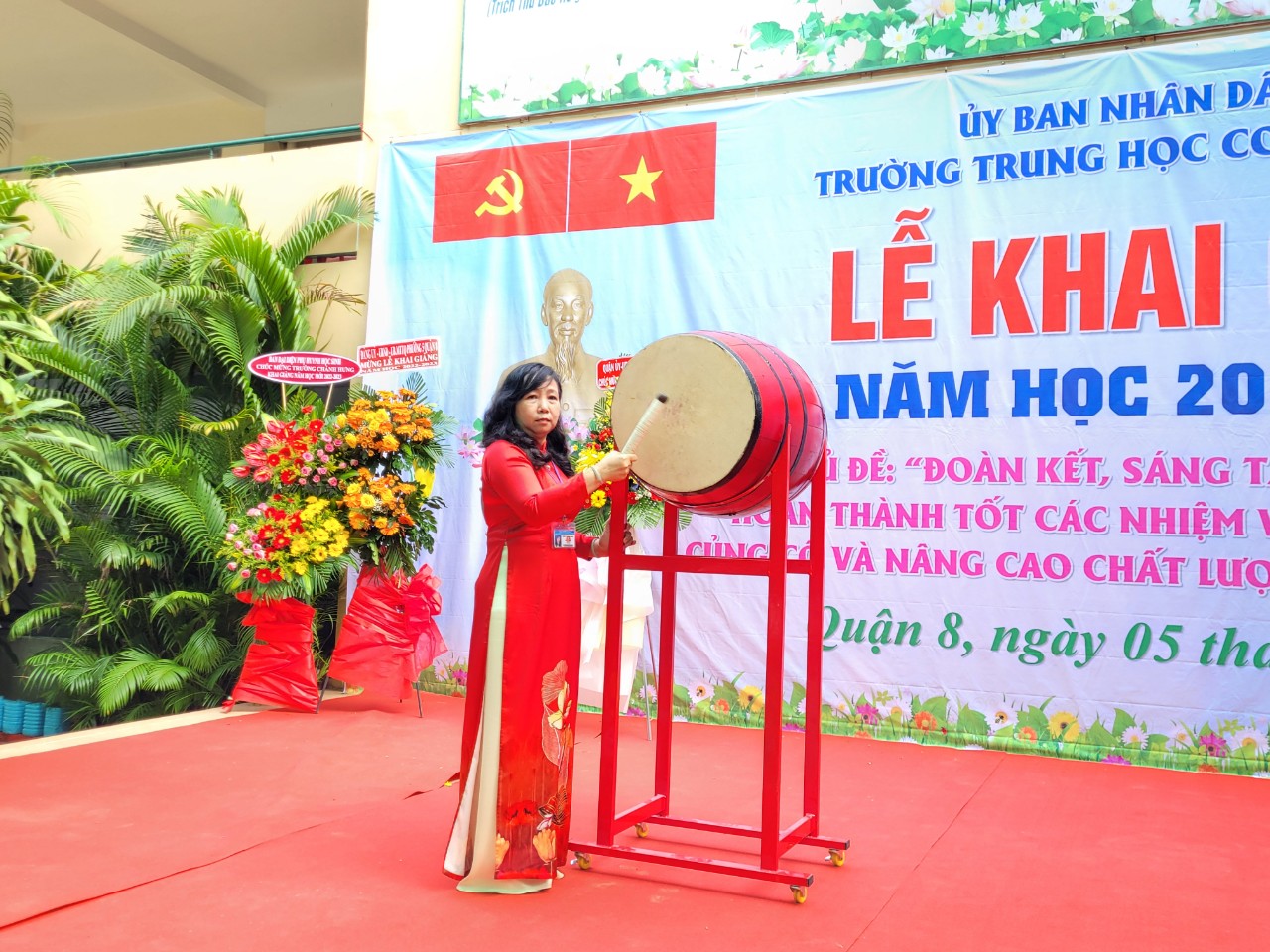 Cô Đồng Thị Ngọc Dung - Hiệu trưởng nhà trường đánh trống khai giảng năm học mới