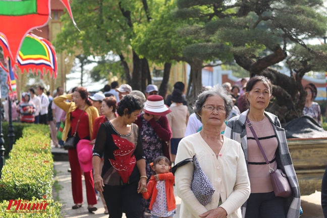 Rất đông người dân quy tụ về nhà thờ Tổ Tâm Linh Việt trong mỗi dịp giỗ Tổ ngành sân khấu Việt Nam