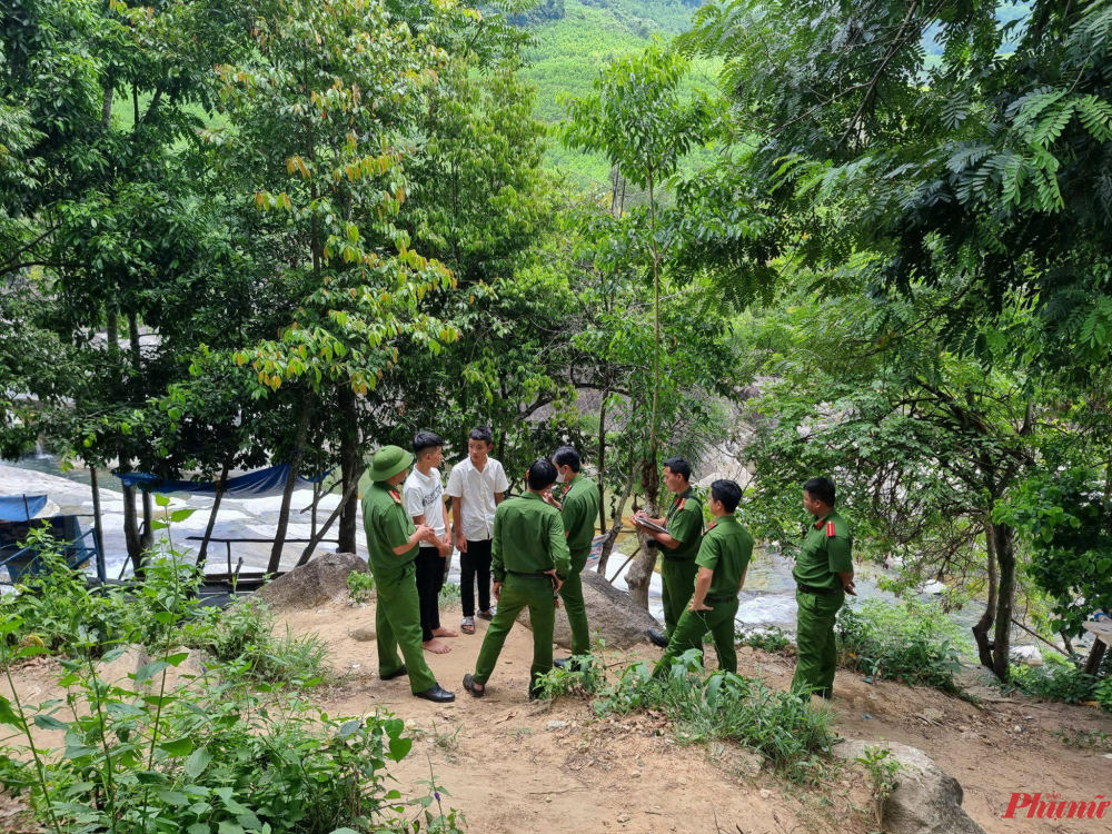 Công an lấy lời khai các nhân chứng - ảnh Đông Nguyễn