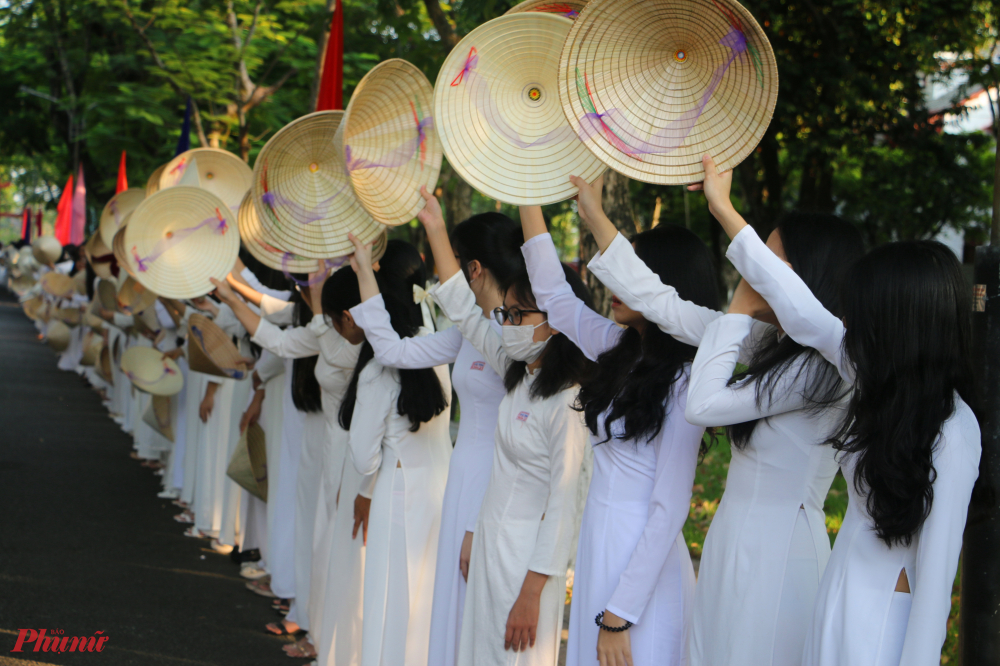 Nữ sinh năm cuối Trường THPT Đồng Khánh - Hai Bà Trưng trong tà áo dài cùng chiếc nón bài thơ duyên dáng chào mừng các em Khối 10 bước vào trường dự lễ khai giảng