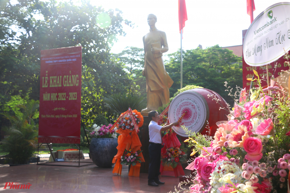 Ông Nguyễn Văn Phương- Chủ tịch UBND tỉnh Thừa Thiên- Huế đánh trống khai trường