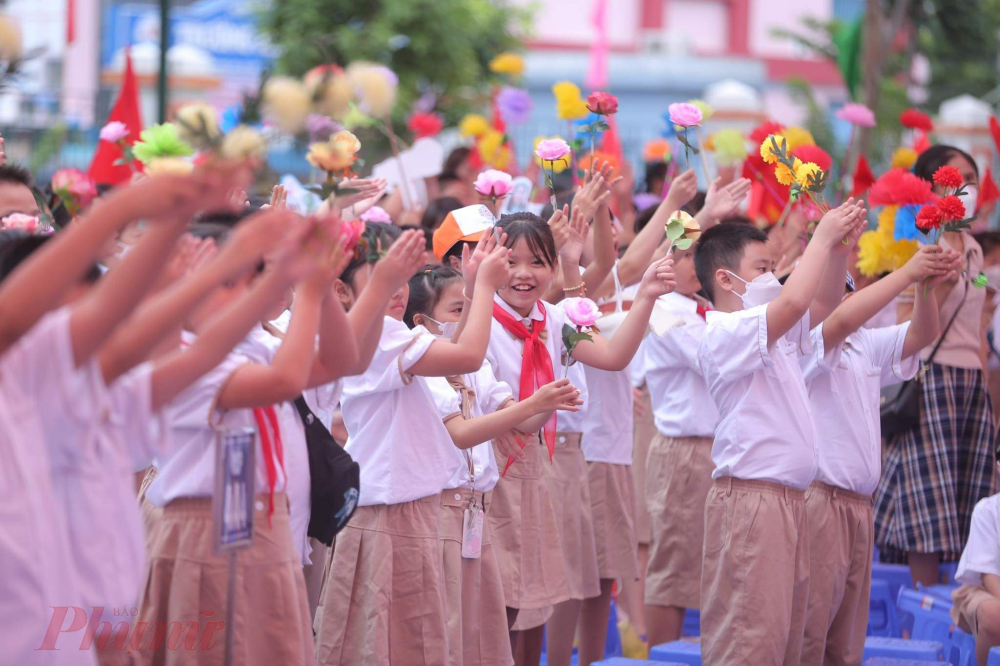 Phụ huynh và học sinh Trường tiểu học Linh Đàm (Hà Nội) dự lễ khai giảng năm học mới 2022-2023