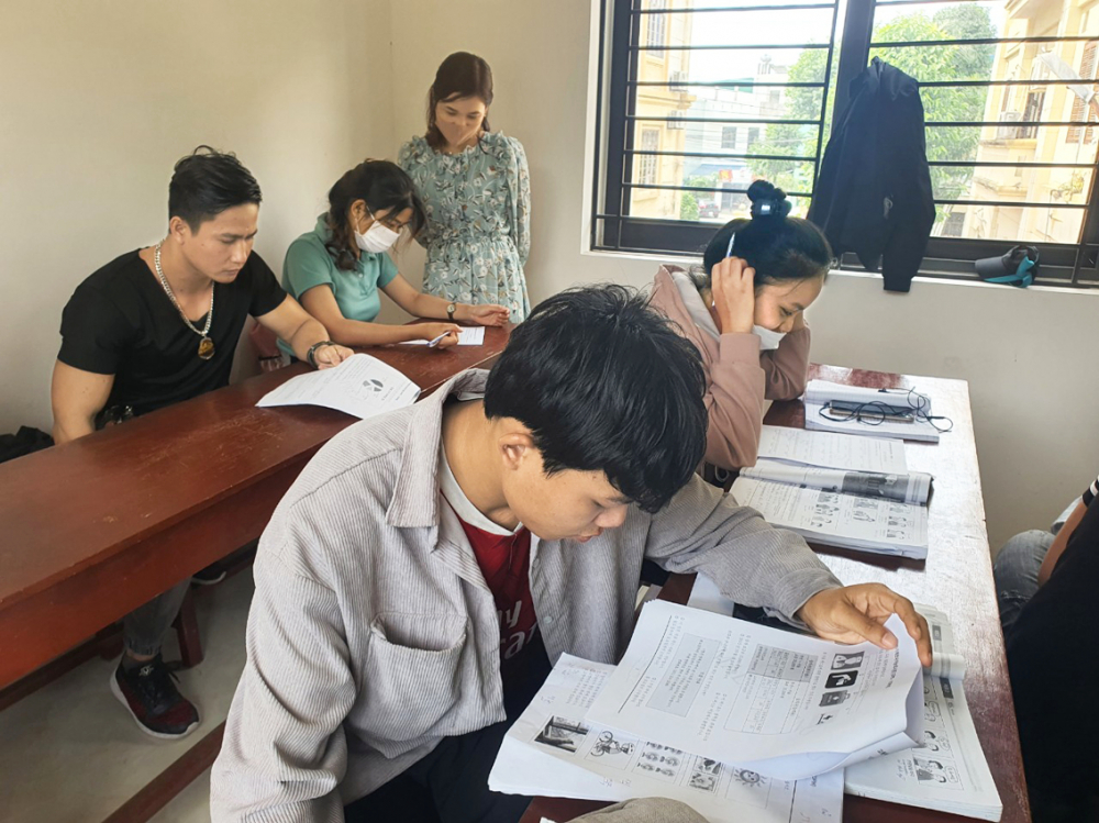 Một lớp học tiếng Hàn do Trung tâm Dịch vụ việc làm tỉnh Quảng Ngãi tổ chức cho những người đã đăng ký sang Hàn Quốc làm việc - ẢNH: ĐÌNH DŨNG