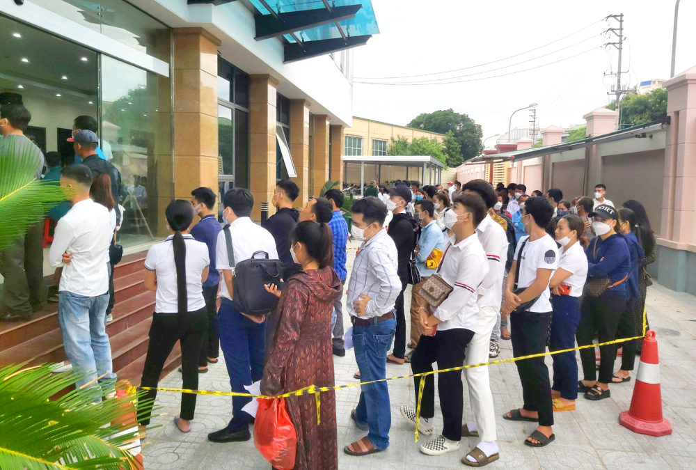 Người lao động ở Nghệ An chen chúc làm hộ chiếu, chuẩn bị hành trang để ra nước ngoài làm việc - ẢNH: PHAN NGỌC