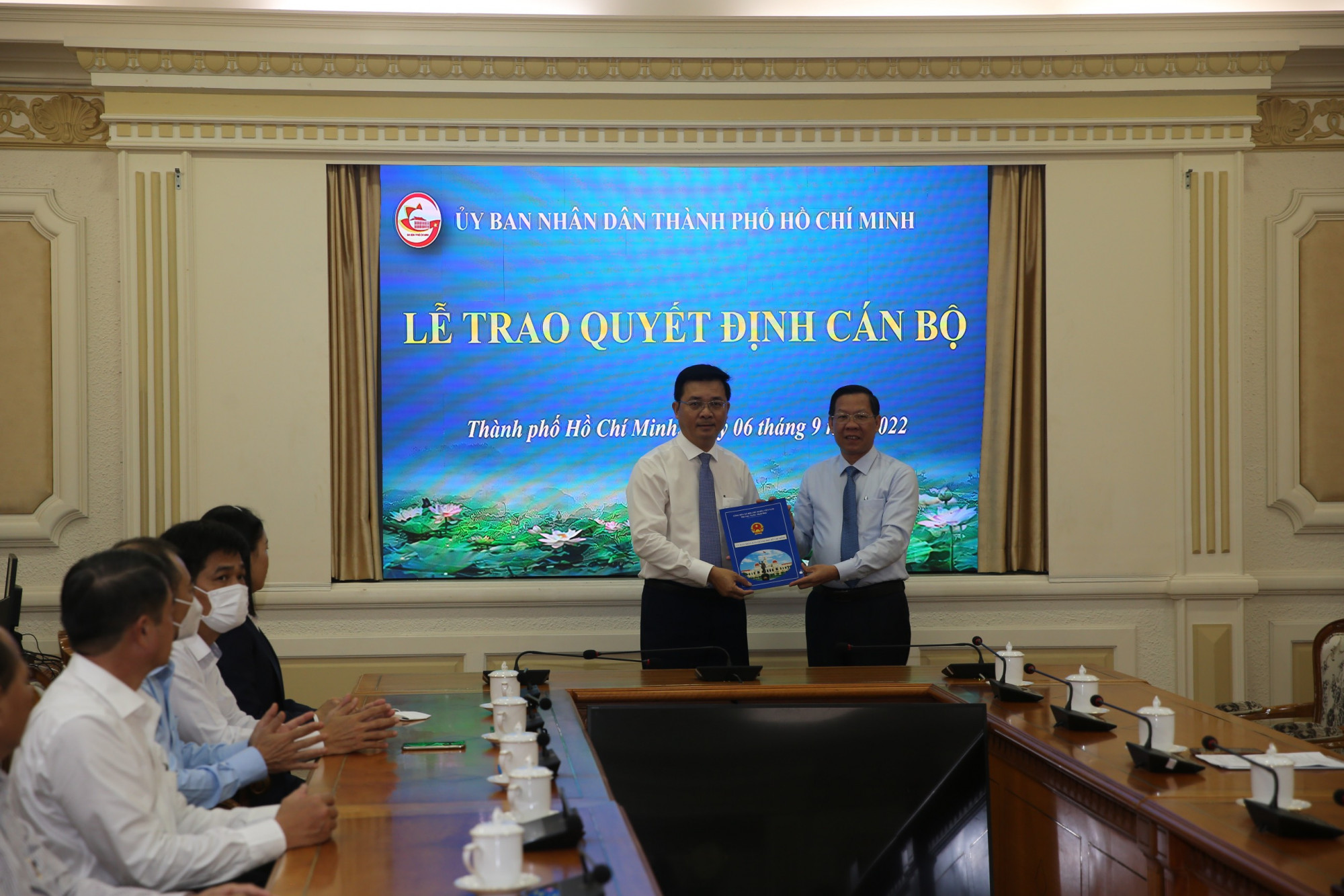   Chủ tịch UBND TPHCM Phan Văn Mãi trao quyết định, chúc mừng ông Võ Đức Thanh 