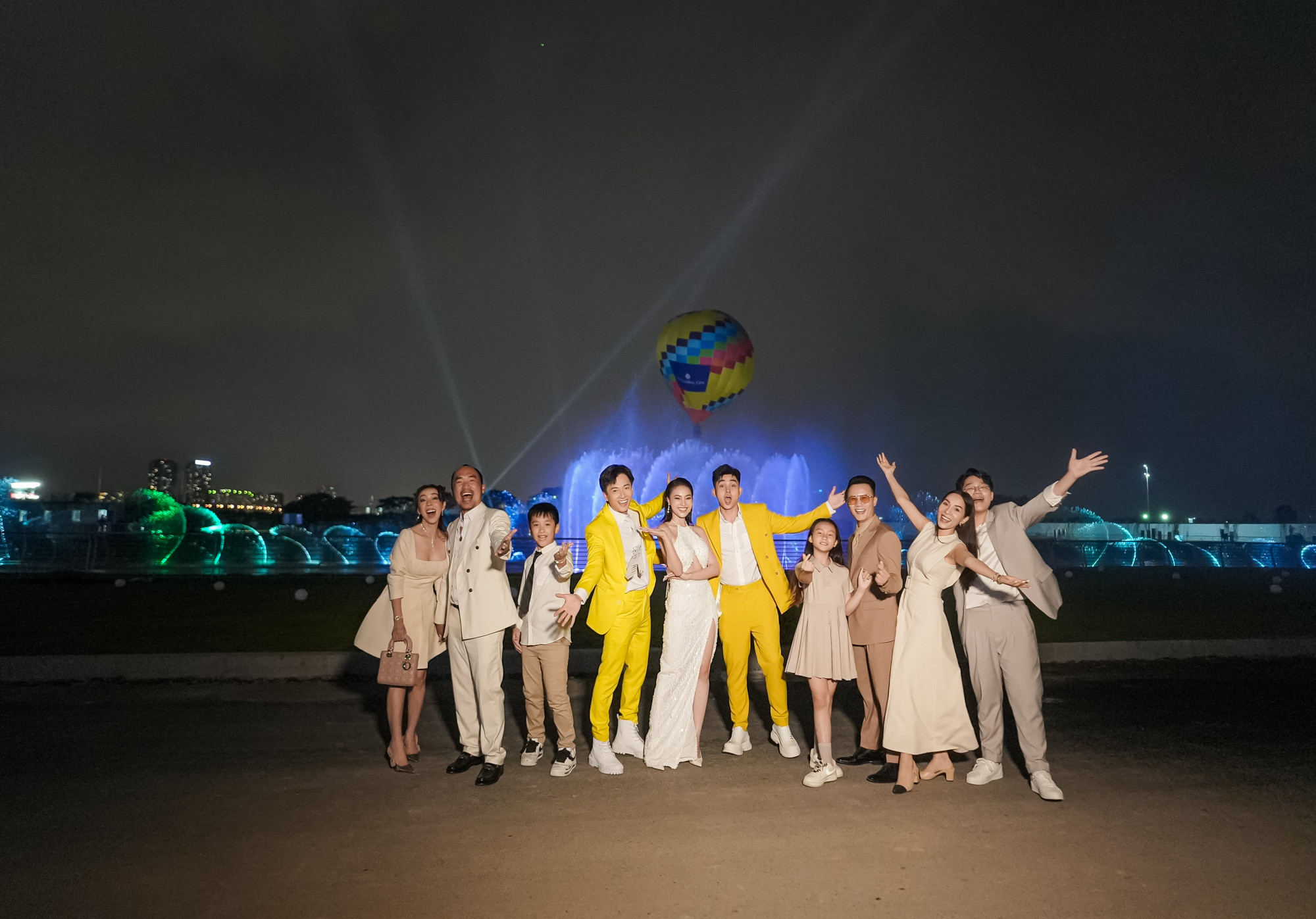 Loạt sao Việt đã tham dự sự kiện và ấn tượng với màn trình diễn nhạc nước hoành tráng - Ảnh: Masterise Group