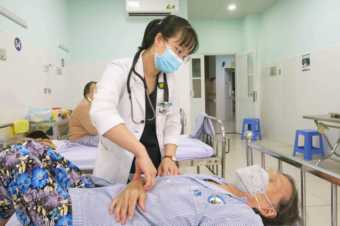 Bác sĩ Phạm Thị Minh  thăm khám lại cho bà T.